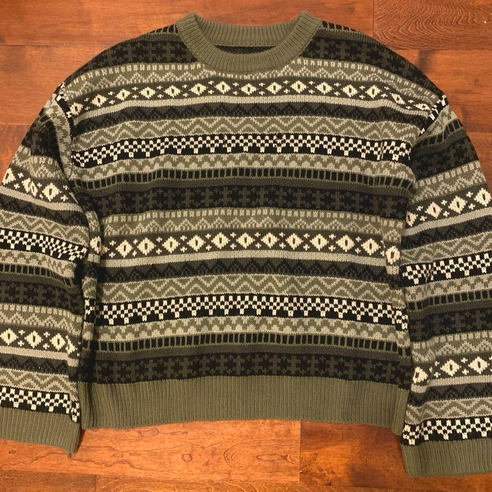 Green geometric pattern sweater with wide sleeves